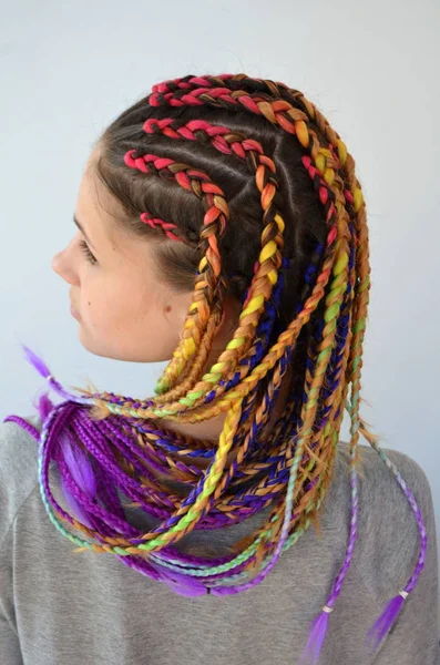 Une Fille Avec Ensemble Mode Tresses Multicolores Kanekalon Brins Artificiels — Photo