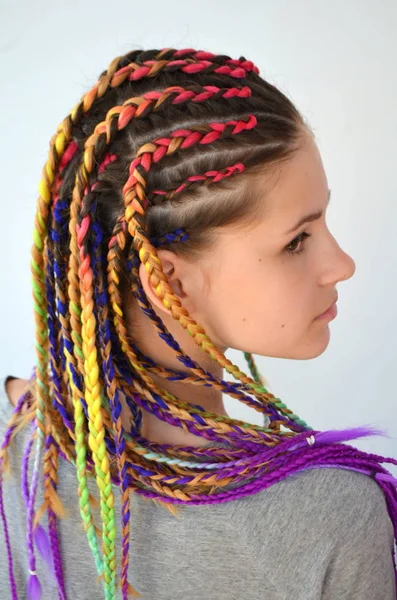 Una Chica Con Conjunto Moda Trenzas Multicolores Kanekalon Hilos Artificiales — Foto de Stock