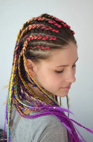 Una Ragazza Con Una Serie Alla Moda Trecce Multicolori Kanekalon — Foto Stock