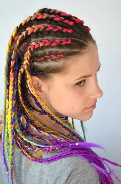 Uma Menina Com Conjunto Elegante Tranças Multicoloridas Kanekalon Fios Artificiais — Fotografia de Stock