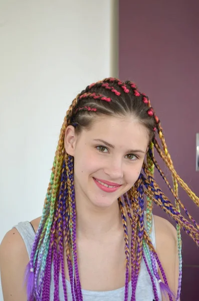 Uma Menina Com Conjunto Elegante Tranças Multicoloridas Kanekalon Fios Artificiais — Fotografia de Stock