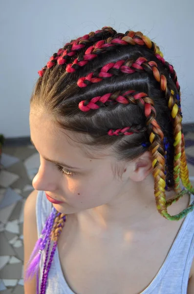 Una Chica Con Conjunto Moda Trenzas Multicolores Kanekalon Hilos Artificiales —  Fotos de Stock