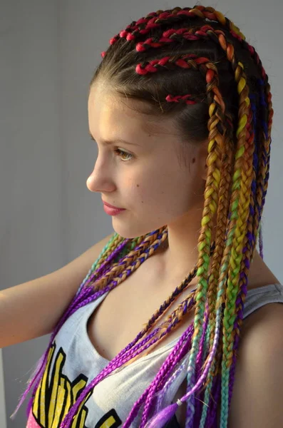 Une Fille Avec Ensemble Mode Tresses Multicolores Kanekalon Brins Artificiels — Photo