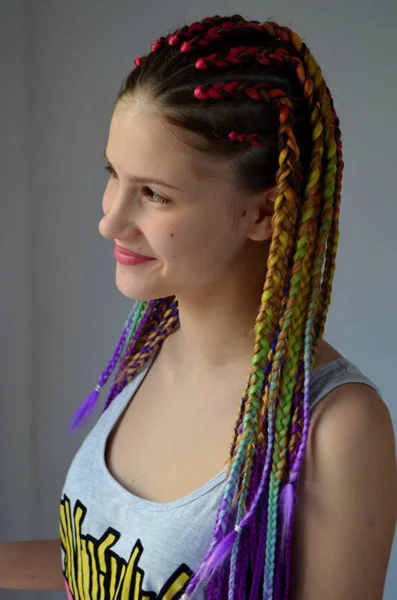 一个女孩与一套时髦的多彩的辫子 Kanekalon 彩色人工股的头发 编结辫子材料 — 图库照片