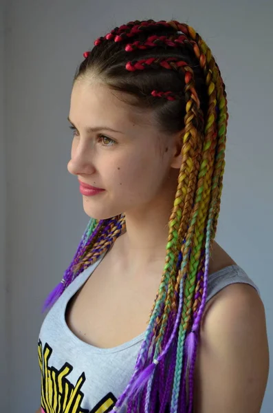 Une Fille Avec Ensemble Mode Tresses Multicolores Kanekalon Brins Artificiels — Photo