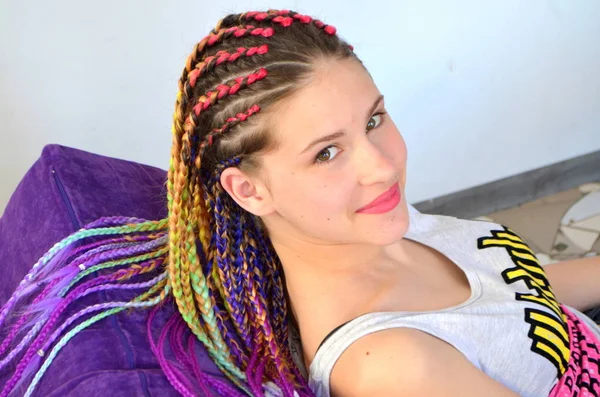 Девушка Модным Набором Разноцветных Косичек Kanekalon Цветные Искусственные Пряди Волос — стоковое фото