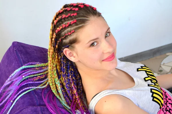 Una Chica Con Conjunto Moda Trenzas Multicolores Kanekalon Hilos Artificiales —  Fotos de Stock