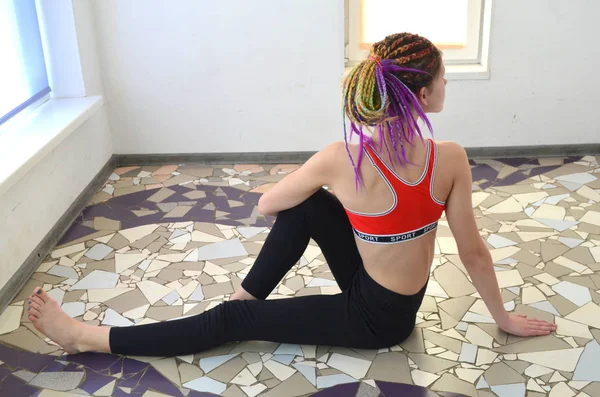 Chica Hace Ejercicios Para Una Postura Clases Yoga Fitness Estilo — Foto de Stock