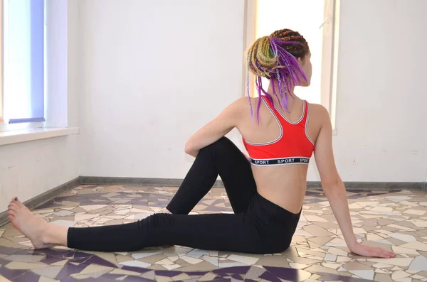 Het Meisje Doet Oefeningen Voor Een Houding Yoga Lessen Fitness — Stockfoto