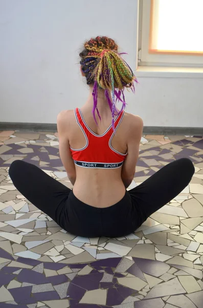 Chica Hace Ejercicios Para Una Postura Clases Yoga Fitness Estilo — Foto de Stock