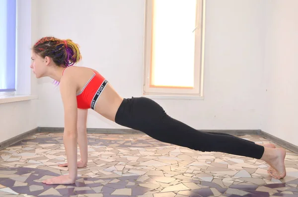 Chica Hace Ejercicios Para Una Postura Clases Yoga Fitness Estilo —  Fotos de Stock