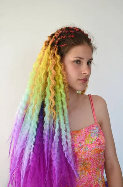 Helles Stilvolles Bild Mädchen Mit Lila Haaren Technik Der Haarverlängerungen — Stockfoto