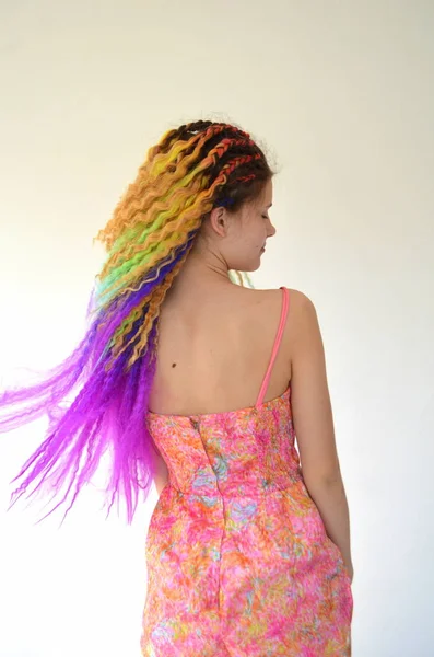 Uma Menina Com Longo Cabelo Ondulado Pintado Cores Arco Íris — Fotografia de Stock