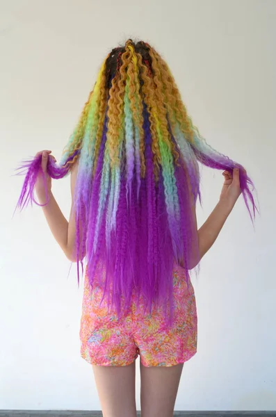 Девушка Длинными Волнистыми Волосами Окрашенными Радужные Цвета Тунический Канекалон — стоковое фото