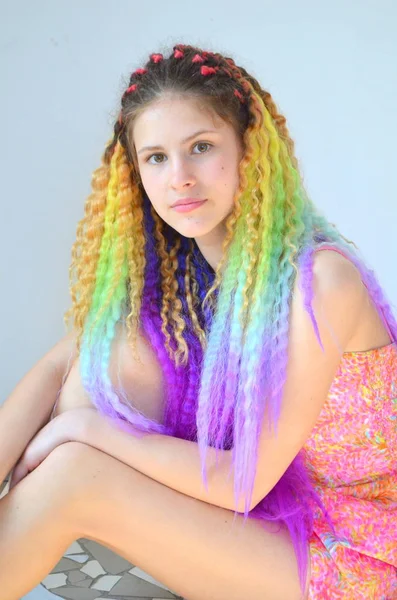 Una Ragazza Con Lunghi Capelli Ondulati Dipinti Con Colori Arcobaleno — Foto Stock