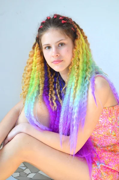 Uma Menina Com Longo Cabelo Ondulado Pintado Cores Arco Íris — Fotografia de Stock