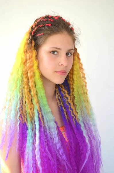 Uzun Dalgalı Saçlı Bir Kız Gökkuşağı Renklerde Boyanmış Tunik Saç — Stok fotoğraf
