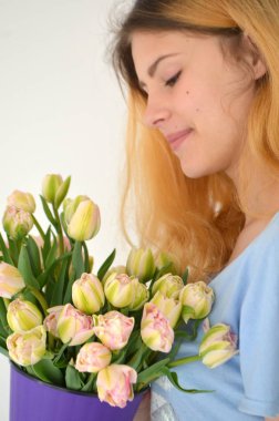 Lale bir buket bir kızla  