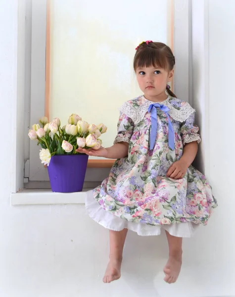 小女孩与美丽的郁金香 — 图库照片