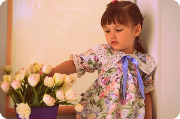 小女孩与美丽的郁金香 — 图库照片