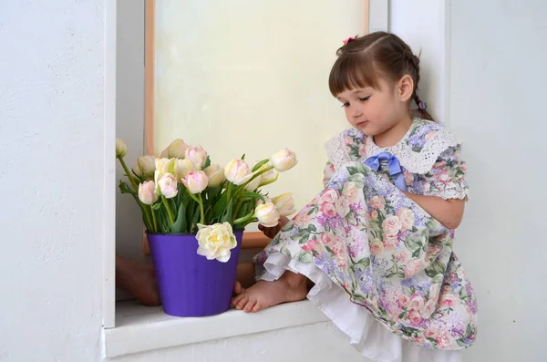 Dziewczynka Piękne Tulipany — Zdjęcie stockowe