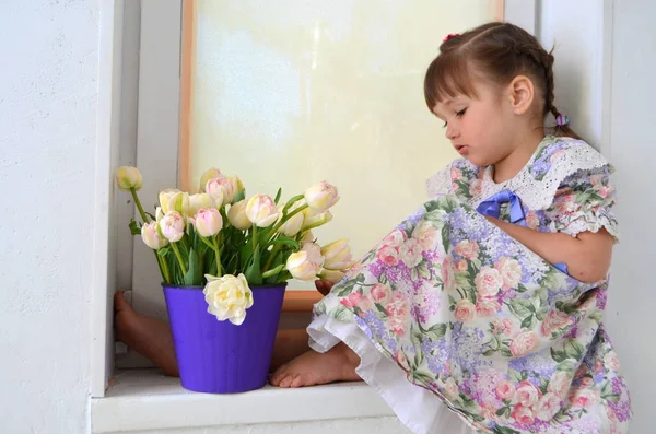 Niña Con Hermosos Tulipanes — Foto de Stock