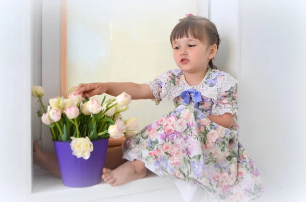 Niña Con Hermosos Tulipanes — Foto de Stock