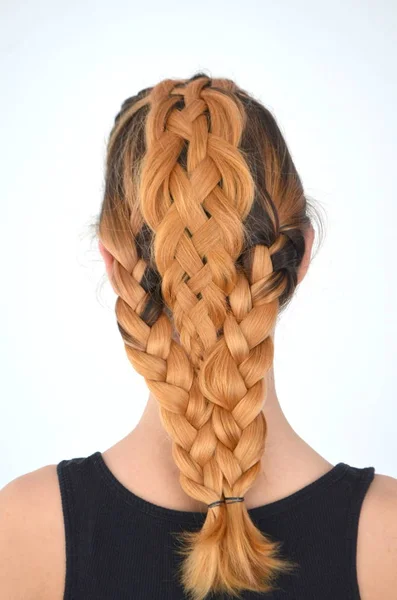 Güzel Hairdress Beş Iplikçikleri Örgülü Saç Bir Kızla — Stok fotoğraf