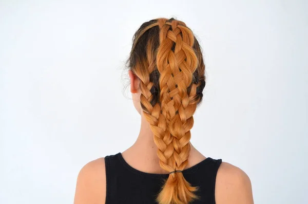 Güzel Hairdress Beş Iplikçikleri Örgülü Saç Bir Kızla — Stok fotoğraf