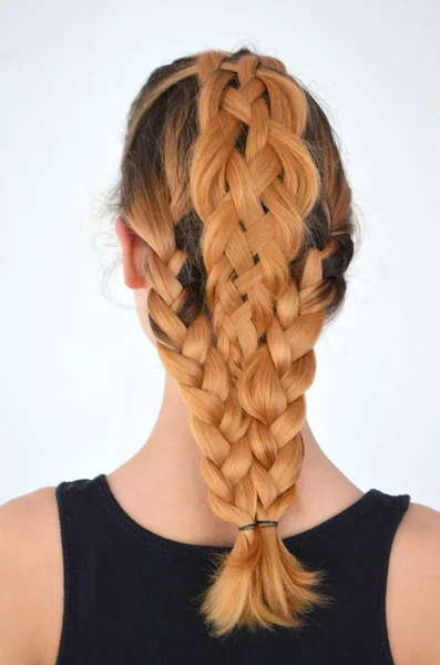 Güzel Hairdress Beş Iplikçikleri Örgülü Saç Bir Kızla — Stok fotoğraf