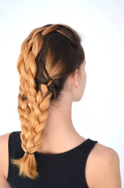 Une Fille Avec Une Belle Coiffure Cheveux Tressés Partir Cinq — Photo