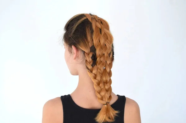 Güzel Hairdress Beş Iplikçikleri Örgülü Saç Bir Kızla — Stok fotoğraf