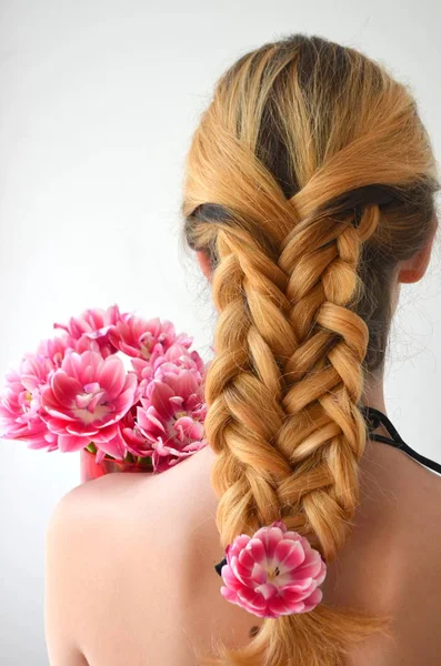 Uma Menina Com Lindo Hairdress Com Buquê Tulipas Uma Espécie — Fotografia de Stock