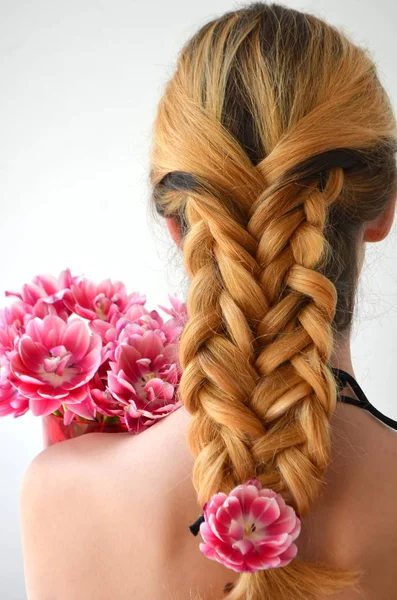 Une Fille Avec Une Belle Coiffure Avec Bouquet Tulipes Est — Photo