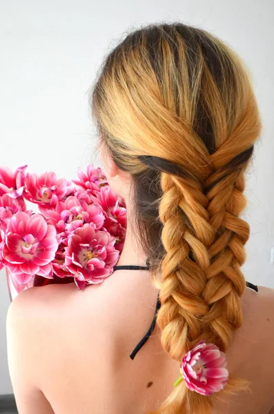 Ein Mädchen Mit Einem Schönen Haarkleid Und Einem Strauß Tulpen — Stockfoto