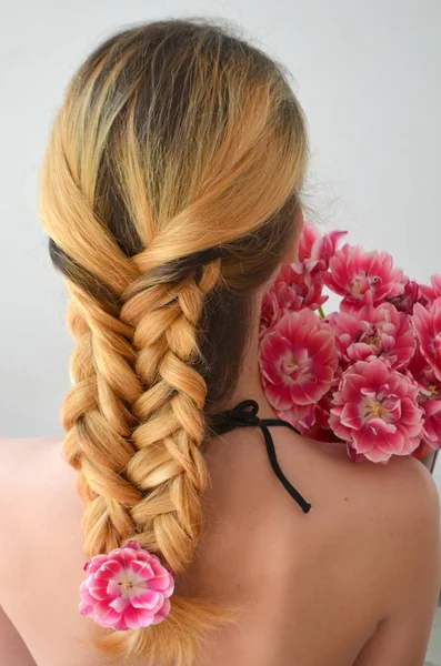 チューリップの花束を持つ美しいヘアドレスを持つ少女は コロンバスの一種です つの繊維で編んだ髪 — ストック写真