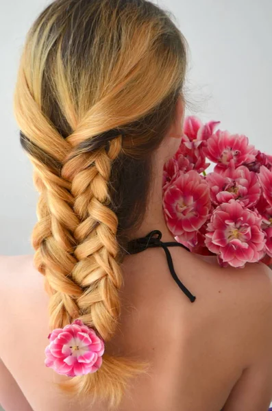 Uma Menina Com Lindo Hairdress Com Buquê Tulipas Uma Espécie — Fotografia de Stock