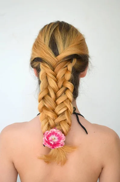 Una Chica Con Hermoso Peinado Con Ramo Tulipanes Colón Cabello —  Fotos de Stock