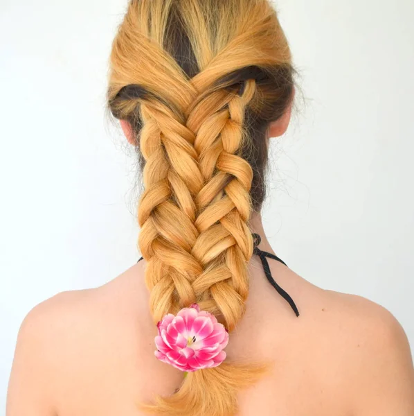 Une Fille Avec Une Belle Coiffure Avec Bouquet Tulipes Est — Photo