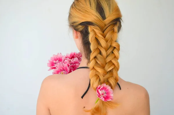 一个带着一束郁金香的美丽 Hairdress 的女孩是哥伦布的一种 头发编织与四股 — 图库照片
