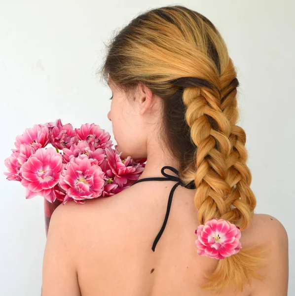 Ein Mädchen Mit Einem Schönen Haarkleid Und Einem Strauß Tulpen — Stockfoto