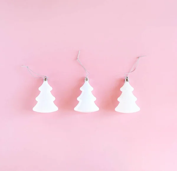 Drie Witte Kerst Nieuwjaarsbomen Pastelroze Achtergrond Minimalistisch Vakantie Concept Vierkant — Stockfoto