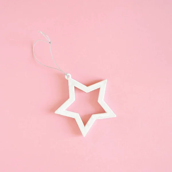 圣诞和新年装饰白星在粉红的背景上 最小假期的概念 正方形 顶视图 — 图库照片