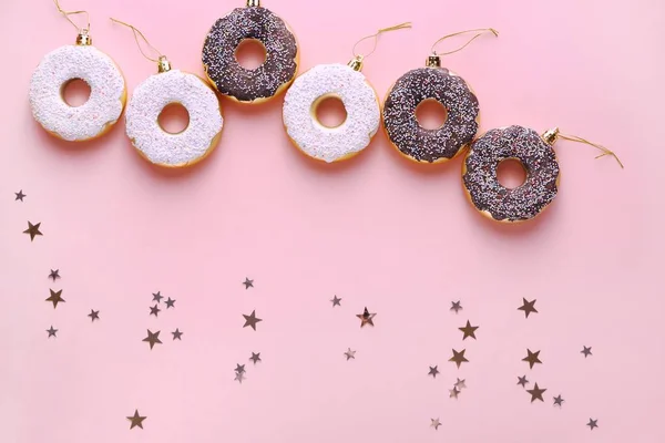 Donuts Decoración Navideña Sobre Fondo Rosa Pastel Año Nuevo Navidad —  Fotos de Stock