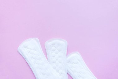 Pembe arka planda hijyenik pedler. Alternatif kadın hijyen ürünleri seçimi. Aybaşı pervane döngüsü, korunma aracı. Üst görünüm, düz görünüm, metin için alanı kopyala.