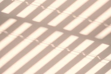 Işıklar ve gölgeler pencerenin perdelerinden süzülüyor. Çapraz paralel çizgiler, soyut yarım çerçeve bileşimi. Metin için alanı kopyala.