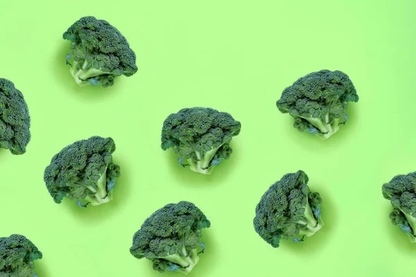 Brócolis Sobre Fundo Verde Padrão Comida Sem Costura Estilo Minimalista — Fotografia de Stock