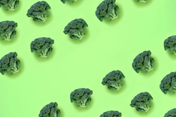 緑の背景にブロッコリー ミニマルなスタイルでシームレスなフードパターン 写真のコラージュ 健康食品の概念 トップビュー フラットレイアウト テキストのコピースペース — ストック写真