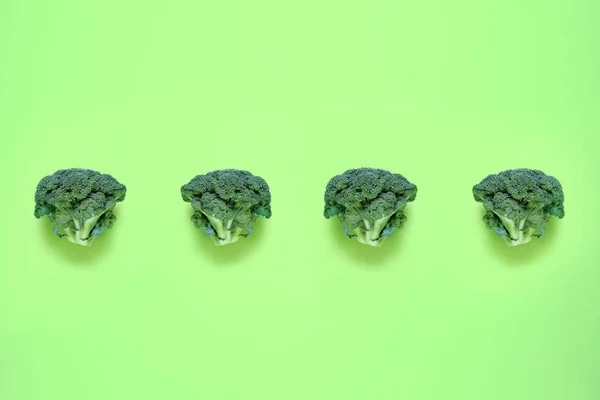 Brócolis Sobre Fundo Verde Padrão Comida Estilo Minimalista Conceito Dieta — Fotografia de Stock