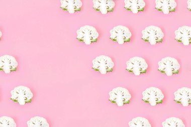 Pembe pastel arka planda kusursuz bir desen. Sebzeler soyut arka plan, pop sanat tasarımı. Sağlıklı beslenme konsepti. Üst görünüm, metin için kopyalama alanı olan düz uzanma.